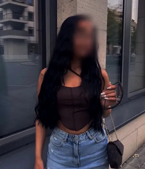 Hannah, 19